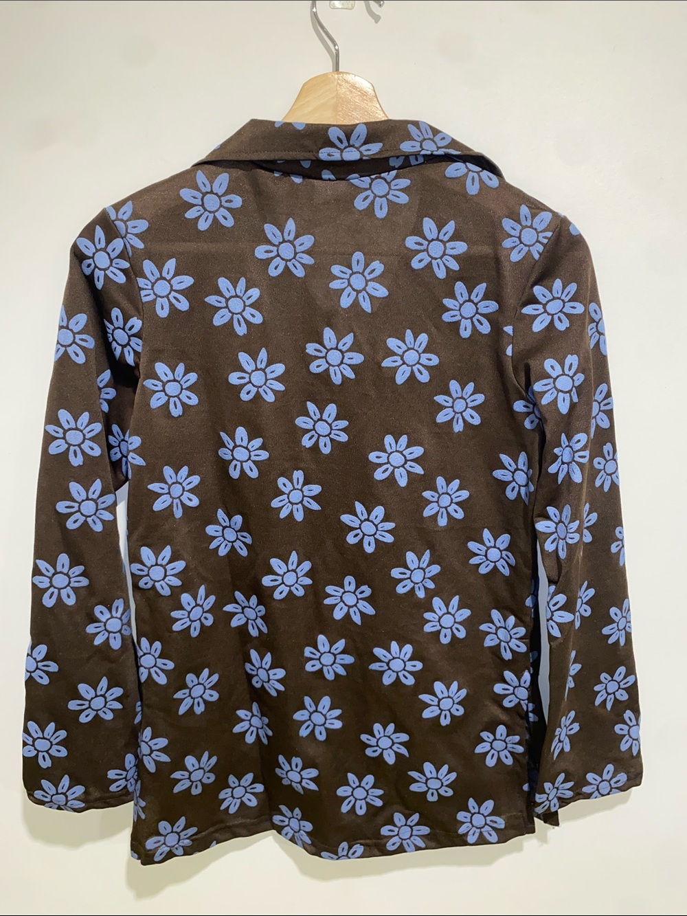 BEYOND Vintage Brown Top with Blue Daisy Print - Picture 3 of 4